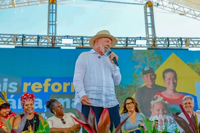 "Ano que vem, vai crescer PIB, salário mínimo, renda e distribuição de terra", diz Lula em cerimônia de entregas e anúncios para a reforma agrária<!-- NICAID(15990833) -->