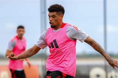 Juninho, novo zagueiro do Inter, treina pela primeira vez com o elenco.<!-- NICAID(15993043) -->