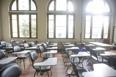 28/09/2023 - PORTO ALEGRE, RS, BRASILCriação de fundo patrimonial para restauração da faculdade de Direito da UFRGSO fundo foi criado com o objetivo de garantir recursos para a manutenção da estrutura física da faculdade. Entre os locais que devem receber melhorias estão o salão nobre e um corredor que tem goteiras, além de algumas salas que já foram equipadas com telas digitais para as aulas de graduação e pós-graduação. A ideia é produzir imagens desses locais para a matéria.FOTO: LAURO ALVES, AGÊNCIA RBS<!-- NICAID(15553740) -->