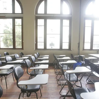 28/09/2023 - PORTO ALEGRE, RS, BRASILCriação de fundo patrimonial para restauração da faculdade de Direito da UFRGSO fundo foi criado com o objetivo de garantir recursos para a manutenção da estrutura física da faculdade. Entre os locais que devem receber melhorias estão o salão nobre e um corredor que tem goteiras, além de algumas salas que já foram equipadas com telas digitais para as aulas de graduação e pós-graduação. A ideia é produzir imagens desses locais para a matéria.FOTO: LAURO ALVES, AGÊNCIA RBS<!-- NICAID(15553740) -->