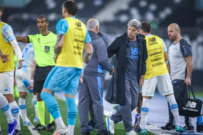 Lucas Uebel / Grêmio FBPA Gremio x BotafogoRS - FUTEBOL/CAMPEONATO BRASILEIRO 2026/GREMIO X BOTAFOGO - ESPORTES - Lance da partida entre Gremio e Botafogo disputada na noite desta quarta-feira, no Estádio Nilton Santos, valida pela Campeonato Brasileiro 2026. FOTO: LUCAS UEBEL/GREMIO FBPAEditoria: SPOLocal: Rio de JaneiroIndexador: Lucas UebelSecao: futebolFonte: Gremio.netFotógrafo: Gremio x Botafogo<!-- NICAID(16367409) -->