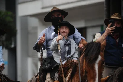 CAXIAS DO SUL, RS, BRASIL (20/09/2021)cavalgada alusiva ao 20 de Setembro pela Rua Julio de Castilhos. (Antonio Valiente/Agência RBS)<!-- NICAID(14893823) -->