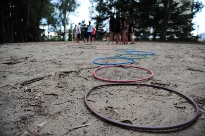 CAXIAS DO SUL, RS, BRASIL, 31/01/2023. Projeto Navegar, realizado pela prefeitura para crianças. As atividades acontecem na represa São Miguel, no Complexo Dal Bó, bairro Fátima. (Bruno Todeschini/Agência RBS)Indexador: BTK<!-- NICAID(15336917) -->