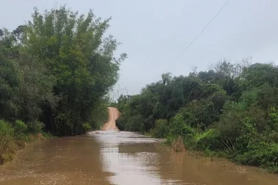 Divulgação / Defesa Civil de Canguçu Temporal atinge oito escolas e deixa interior de Canguçu com estradas intransitáveis, diz prefeito<!-- NICAID(16347066) -->