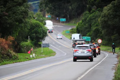 CAXIAS DO SUL, RS, BRASIL, 06/04/2023. Movimento na RS 453, Rota do Sol, na altura do Km 166, em Vila Seca, próximo trevo de acesso a Criúva. Movimento na véspera do feriado de Páscoa. (Porthus Junior/Agência RBS)<!-- NICAID(15396850) -->