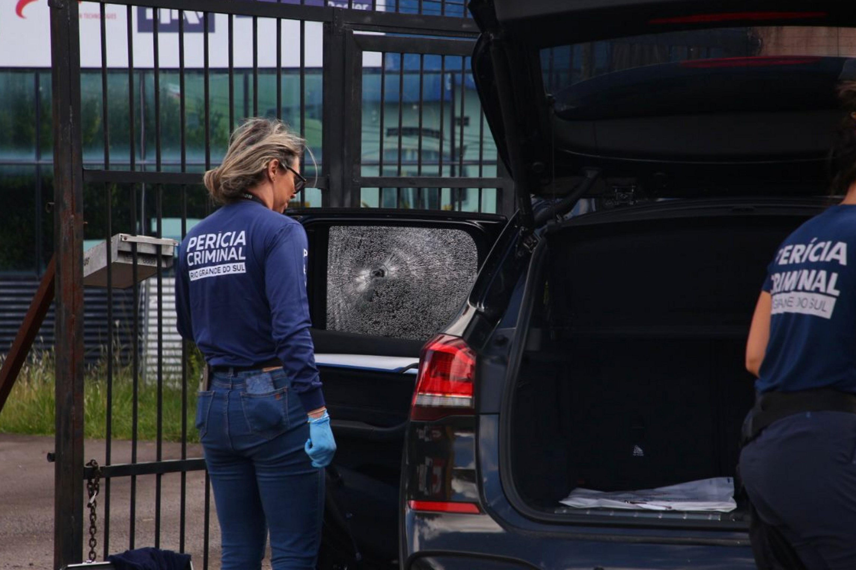 V&iacute;deo mostra momento em que carro atravessa a BR-116 ap&oacute;s mulher ser baleada enquanto dirigia em Caxias do Sul