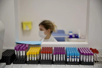 PORTO ALEGRE, RS, BRASIL, 20/06/2022 - Fabiano Ramos, médico que coordena o estudo da vacina contra a dengue no hospital São Lucas, da Puc. Na foto,  Jasseane de Borba S. VITT ( acadêmica de enfermagem). Foto: Jefferson Botega / Agencia RBSIndexador: Jeff Botega<!-- NICAID(15128051) -->