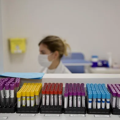 PORTO ALEGRE, RS, BRASIL, 20/06/2022 - Fabiano Ramos, médico que coordena o estudo da vacina contra a dengue no hospital São Lucas, da Puc. Na foto,  Jasseane de Borba S. VITT ( acadêmica de enfermagem). Foto: Jefferson Botega / Agencia RBSIndexador: Jeff Botega<!-- NICAID(15128051) -->