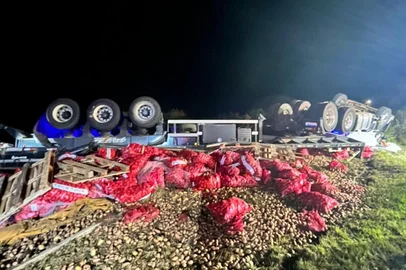 Motorista fica preso nas ferragens de caminhão após tombamento na BR-285, em Vacaria.<!-- NICAID(16242416) -->