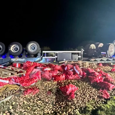 Motorista fica preso nas ferragens de caminhão após tombamento na BR-285, em Vacaria.<!-- NICAID(16242416) -->