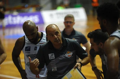 CAXIAS DO SUL, RS, BRASIL, 05/12/2024. Caxias do Sul Basquete x Franca, jogo válido pela 17ª rodada do Novo Basquete Brasil - NBB 2024/2025 - realizado no ginásio do Sesi. (Porthus Junior/Agência RBS)<!-- NICAID(15929755) -->