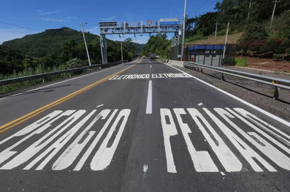 FARROUPILHA, RS, BRASIL, 21/02/2025. Pórtico de free flow, da concessionária Caminhos da Serra Gaúcha (CSG), localizado no Km 45,5 (próximo da conhecida Curva da Morte), em Farroupilha. (Porthus Junior/Agência RBS)<!-- NICAID(15981515) -->