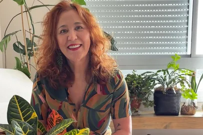 Maysa Stedile / Divulgação Jaque Pivotto lançará no dia 13 de setembro o seu segundo livro de poesias, 'Orgia na Selva e certas borboletas', uma obra poética que nasce do encontro de memórias da sua trajetória de vida e o olhar inquieto de quem observa a vida contemporânea dos centros urbanos.O livro tem apresentação da poeta caxiense Nil Kremer e leva o selo da Editora Libertinagem. O lançamento acontecerá no dia 13 de setembro, domingo das 15h às 19h no Zarabatana Café.<!-- NICAID(16357574) -->