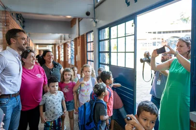 Leite faz visita surpresa a escola de Santa Rosa e Paula Mascarenhas registra encontro com diretora e alunos <!-- NICAID(15991084) -->