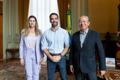 O governador Eduardo Leite anunciou, nesta quinta-feira (16/10), o nome do coronel Mario Yukio Ikeda como novo titular da Secretaria da Segurança Pública (SSP) do Rio Grande do Sul. Ikeda, que até então ocupava o cargo de secretário-adjunto da pasta, sucede o delegado da Polícia Federal Sandro Caron, que deixa o governo para iniciar uma nova etapa profissional na iniciativa privada.No lugar de Ikeda, na secretaria-adjunta, assumirá a delegada Adriana Regina da Costa, que exercia a função de subchefe da Polícia Civil. Ambos assumem os novos postos a partir da próxima segunda-feira (20/10)<!-- NICAID(16147918) -->