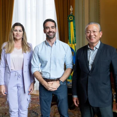 O governador Eduardo Leite anunciou, nesta quinta-feira (16/10), o nome do coronel Mario Yukio Ikeda como novo titular da Secretaria da Segurança Pública (SSP) do Rio Grande do Sul. Ikeda, que até então ocupava o cargo de secretário-adjunto da pasta, sucede o delegado da Polícia Federal Sandro Caron, que deixa o governo para iniciar uma nova etapa profissional na iniciativa privada.No lugar de Ikeda, na secretaria-adjunta, assumirá a delegada Adriana Regina da Costa, que exercia a função de subchefe da Polícia Civil. Ambos assumem os novos postos a partir da próxima segunda-feira (20/10)<!-- NICAID(16147918) -->