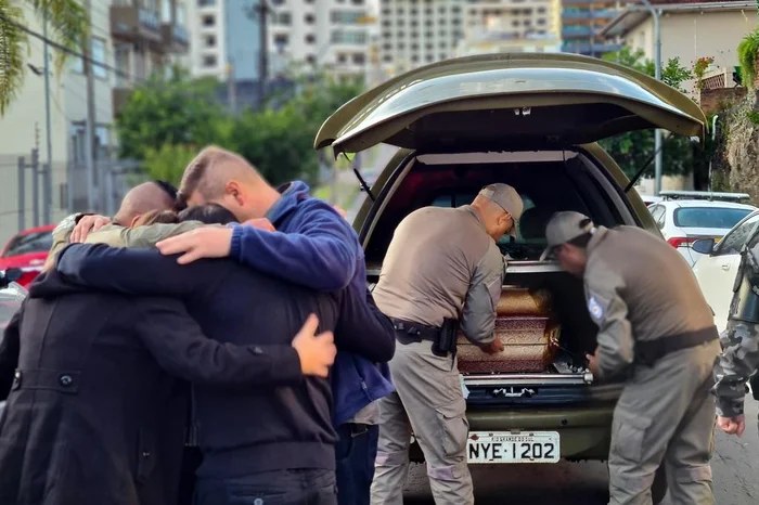 Familiares, amigos e colegas se despediram de Galvam no início da manhã deste domingo (31).