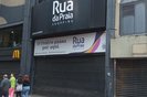 Dois shoppings em áreas de risco estão fechados em Porto Alegre. Os demais funcionam nesta sexta-feira (3) e avaliam a abertura no final de semana. Lembrando que a prefeitura está pedindo que as pessoas não circulem pelas vias e também que lojistas de regiões alagáveis não abram até domingo.<!-- NICAID(15753338) -->