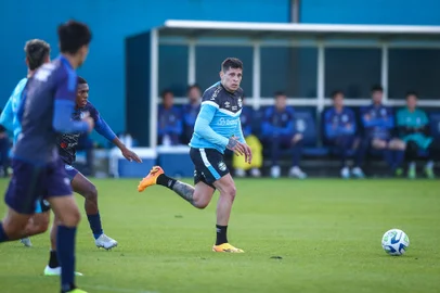 RS - FUTEBOL/ TREINO GREMIO 2023 - ESPORTES - Jogadores do Gremio realizam treino tÃ©cnico durante a tarde desta terca-feira, no CT Luiz Carvalho, na preparaÃ§Ã£o para a partida valida pelo Campeonato Brasileiro 2023. FOTO: LUCAS UEBEL/GREMIO FBPA<!-- NICAID(15485905) -->