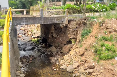 Ponte no bairro Galópolis, em Caxias do Sul, é interditada após danos na cabeceira<!-- NICAID(15952664) -->