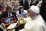 Papa Francisco abençoa fragmento da mão do Cristo Protetor de Encantado