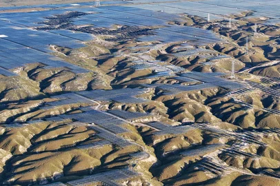 Solar panels are seen on hilltops at the Yinchuan Fourth Photovoltaic Power Station in Yinchuan, in Chinas northern Ningxia region on September 24, 2025. An ocean of blue solar panels ripples across the ochre dunes of Inner Mongolia's Kubuqi desert, a glittering example of China's mammoth energy transition efforts in action. Even as other countries have put the brakes on desert solar projects for economic or technical reasons, China -- the world's largest emitter of greenhouse gases -- is still ploughing ahead. (Photo by AFP) / China OUT / CHINA OUT / CHINA OUT / TO GO WITH: CHINA-ENERGY-CLIMATE-SOLAR-ECONOMY-TOURISM, FOCUS BY ADRIEN SIMORRE AND AGATHA CANTRILLEditoria: FINLocal: YinchuanIndexador: -Secao: energy and resourceFonte: AFPFotógrafo: STR<!-- NICAID(16133855) -->