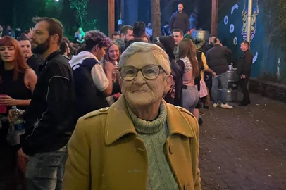Balada aos 74 anos: avó acompanha netos em casa noturna de Caxias do Sul e vídeo repercute na internet  <!-- NICAID(15116874) -->