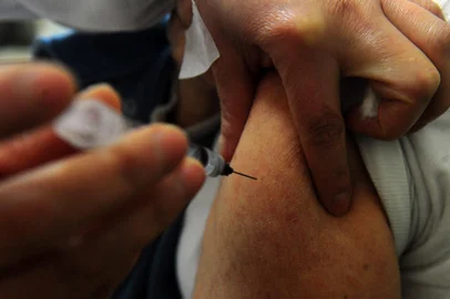 CAXIAS DO SUL, RS, BRASIL, 10/09/2021. Nesta sexta-feira (10), os  idosos de 60 anos ou mais que fizeram a segunda dose de qualquer vacina contra a covid-19 até o dia 10 de março podem receber a terceira dose em Caxias do Sul. Está sendo aplicada a vacina da Pfizer até as 16h nas Unidades Básicas de Saúde (UBSs) Centro de Saúde , Cruzeiro e Cinquentenário. Na foto, UBS Centro, o casal Nelson José Pavan, 87 e Miriam Vilma Pavan, 82. (Porthus Junior/Agência RBS)Indexador:                                 <!-- NICAID(14886638) -->