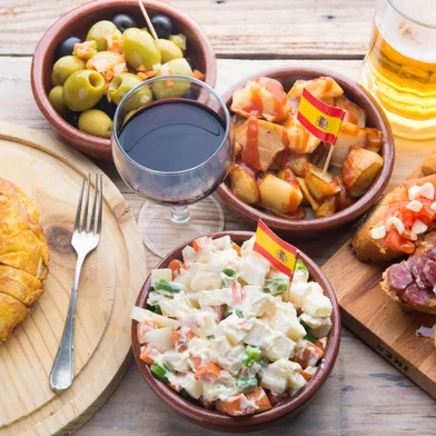 Ensaladilla Rusa (typical food in spanish)Indexador: Laia Divols EscudeFonte: 143001411<!-- NICAID(15609615) -->