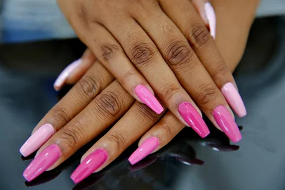 PORTO ALEGRE, RS, BRASIL 21/11/2018 -  Tendência de unhas degradê - Caderno Donna. (FOTO: ROBINSON ESTRÁSULAS/AGÊNCIA RBS)<!-- NICAID(13840983) -->