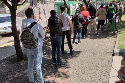 Para ampliar vacinação, prefeitura abre pontos diferentes para aplicar vacinas em CaxiasHá aplicação de imunizantes na Praça Dante Alighieri e no Andreazza Bela Vista nesta terça e quarta-feira Para acelerar a imunização contra a covid-19 em Caxias do Sul, ao longo das semanas, desde agosto, a Secretaria Municipal de Saúde (SMS) tem criado novos pontos de vacinação. Nesta terça e quarta-feira (5 e 6), há aplicação de imunizantes na Praça Dante Alighieri e no Andreazza Bela Vista. Na área central podem ser vacinados o público entre 14 e 41 anos das 11h às 19h, e no Andreazza Bela Vista, das 12h às 18h. Nesses pontos também estão disponíveis a terceira dose para idosos que completaram o esquema vacinal até 2 de abril  e as segundas doses de AstraZeneca e Pfizer para quem fez a primeira até 13 de julho e de Coronavac para quem se imunizou pela primeira vez até 7 de setembro.<!-- NICAID(14906904) -->