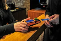 CAXIAS DO SUL, RS, BRASIL, 29/05/2023. Uso do cartão de crédito no comércio. (Neimar De Cesero/Agência RBS)Indexador: NEIMAR DE CESERO<!-- NICAID(15441345) -->