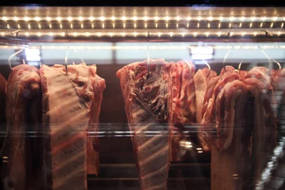 PORTO ALEGRE, RS, BRASIL - 12/01/2024 - Preço da carne tem queda em 2023. Na Capital, consumidores aproveitam a baixa dos valores. FOTO: ANSELMO CUNHA, AGÊNCIA RBS<!-- NICAID(15648683) -->