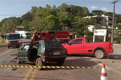 Corpo de Bombeiros de Antônio Prado / Divulgação Colisão na RS-122 causa a morte de três pessoas, em Ipê <!-- NICAID(16181811) -->