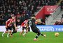 Salah faz dois, Liverpool vence Southampton e abre oito pontos na liderança do Inglês