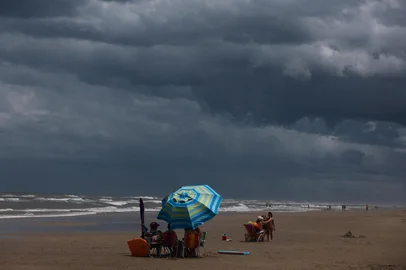 CURUMIM, RS, BRASIL, 11-01-2026: Sol entrenuvens e previsao de chuva não afastam veranistas na praia de Curumim, no Litoral Norte. Foto:André Ávila/Agência RBSIndexador: Andre Avila<!-- NICAID(16201914) -->