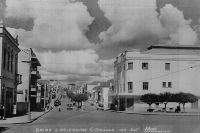 Studio Tomazoni / divulgação Inaugurado em 23 de fevereiro de 1950, pegando carona no badalado período da Festa da Uva que comemorava os 75 anos da imigração italiana, o Cine Teatro Real até hoje é lembrado pelos moradores mais antigos do bairro São Pelegrino e arredores. Além de filmes e montagens teatrais, o palco do cinema abrigou shows, operetas e espetáculos de teatro de revista. Também eternizou o Dia do Belo Sexo - posteriormente Dia da Dama - com ingresso cortesia para elas na sessão das terças. Em declínio a partir do final dos anos 1970, o Real anunciou seu fechamento em dezembro de 1982. Já a derradeira exibição, com o filme Pânico no Atlantic Express, deu-se em 2 de janeiro de 1983. E para as gerações posteriores, o prédio ficou diretamente associado a outro estabelecimento: as antigas Lojas Brasileiras…Na foto: O Cine Real e a Praça João Pessoa captados a partir das esquina da Av. Júlio com a Rua Feijó Jr., nos anos 1950.<!-- NICAID(15822810) -->