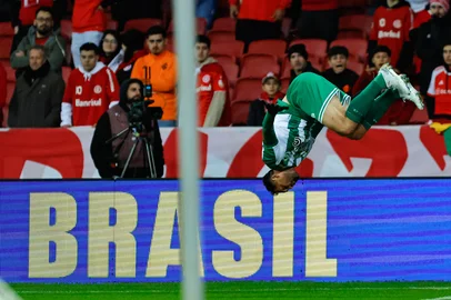 ROBERTO VINÍCIUS / AGAFOTO/ESTADÃO CONTEÚDO INTERNACIONAL X JUVENTUDERS - COPA DO BRASIL/INTERNACIONAL X JUVENTUDE - ESPORTES - Gilberto, do Juventude, comemora após marcar gol durante a partida ida entre Internacional e Juventude válida pela terceira fase da Copa do Brasil 2024, realizada no estádio Beira-Rio, em Porto Alegre, na noite desta quarta- feira, 10. 10/07/2024 - Foto: ROBERTO VINÍCIUS/AGAFOTO/ESTADÃO CONTEÚDOEditoria: ESPORTESLocal: PORTO ALEGREIndexador: ROBERTO VINÍCIUSFotógrafo: AGAFOTO<!-- NICAID(15811565) -->