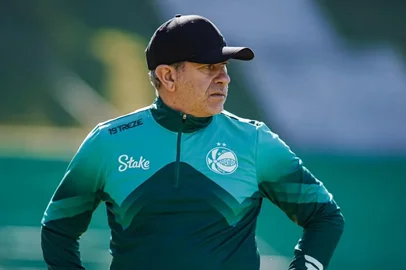 Técnico Claudio Tencati durante jogo-treino com o Esportivo, no ALfredo Jaconi, vencido pelo Verdão, por 5 a 2.<!-- NICAID(16075771) -->