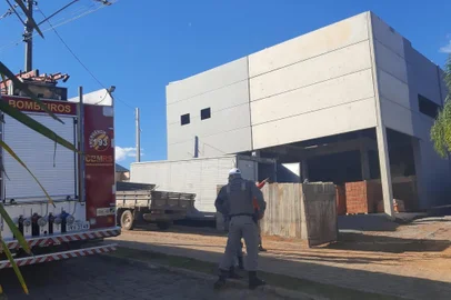 Queda de laje em construção deixa três trabalhadores feridos em Guaporé<!-- NICAID(15439239) -->