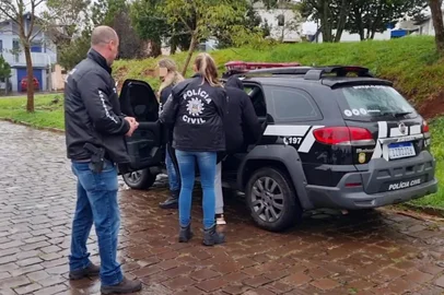 Mãe e filha são presas em Nova Prata por suspeita de aplicarem o golpe dos nudes<!-- NICAID(15147491) -->