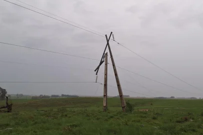 Temporal derruba torres e deixa mais de 50 mil pessoas sem luz em 11 municípios do Centro do Estado. - Prefeitura de Santiago/Divulgação<!-- NICAID(15629529) -->