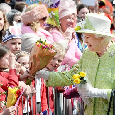 Britain's Queen Elizabeth II greets wellwishers during a 'walkabout' on her 90th birthday in Windsor, west of London, on April 21, 2016. Britain celebrates Queen Elizabeth II's 90th birthday on Thursday, with her eldest son Prince Charles paying tribute in a special radio broadcast and Prime Minister David Cameron leading a parliamentary homage.John Stillwell / POOL / AFPEditoria: HUMLocal: WindsorIndexador: JOHN STILLWELLSecao: imperial and royal mattersFonte: POOLFotógrafo: STF<!-- NICAID(12151507) -->