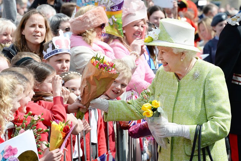Britain's Queen Elizabeth II greets wellwishers during a 'walkabout' on her 90th birthday in Windsor, west of London, on April 21, 2016. Britain celebrates Queen Elizabeth II's 90th birthday on Thursday, with her eldest son Prince Charles paying tribute in a special radio broadcast and Prime Minister David Cameron leading a parliamentary homage.John Stillwell / POOL / AFPEditoria: HUMLocal: WindsorIndexador: JOHN STILLWELLSecao: imperial and royal mattersFonte: POOLFotógrafo: STF<!-- NICAID(12151507) -->