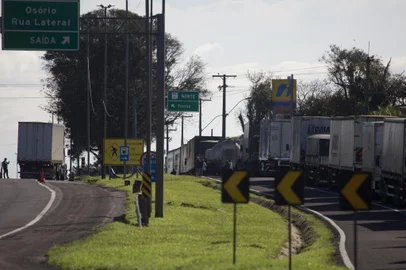 Osório, RS, BRASIL,  09/09/2021- Manifestações de caminhoneiros em rodovias. Caminhões parados na BR 101 em Osório. Foto:   Jefferson Botega / Agencia RBS<!-- NICAID(14884995) -->