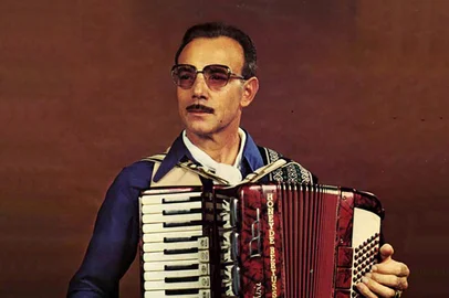 Retrato do músico tradicionalista Honeyde Bertussi, acordeonista e cantor.<!-- NICAID(15346078) -->