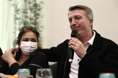 CAXIAS DO SUL, RS, BRASIL, 27/10/2024. Eleições 2024: Coletiva do candidato derrotado na disputa para prefeito em Caxias do Sul, Maurício Scalco (PL), e a vice Gladis Frizzo (PP), após o resultado da apuração das urnas. A vitória ficou com o candidato Adilló Didomênico (PSDB) que recebeu 51,38% dos votos válidos. (Bruno Todeschini/Agência RBS)Indexador: Bruno Todeschini<!-- NICAID(15900622) -->