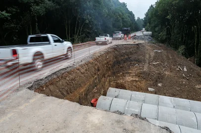 FARROUPILHA, RS, BRASIL, 25/08/2026. Obras na RS-448, em Farroupilha, preocupam motoristas. No último domingo, uma caminhonete caiu em uma cratera, deixando o motorista ferido. (Neimar De Cesero/Agência RBS)Indexador: Neimar De Cesero<!-- NICAID(16352261) -->