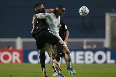 Gremio's forward #95 Carlos Vinicius (R) and Deportivo Riestra's defender #24 Facundo Mino fight for the ball during the Copa Sudamericana group stage football match between Argentina's Deportivo Riestra and Brazil's Gremio at the Pedro Bidegain stadium in Buenos Aires on May 5, 2026. (Photo by JUAN MABROMATA / AFP)Editoria: SPOLocal: Buenos AiresIndexador: JUAN MABROMATASecao: soccerFonte: AFPFotógrafo: STF<!-- NICAID(16279463) -->