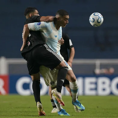 Gremio's forward #95 Carlos Vinicius (R) and Deportivo Riestra's defender #24 Facundo Mino fight for the ball during the Copa Sudamericana group stage football match between Argentina's Deportivo Riestra and Brazil's Gremio at the Pedro Bidegain stadium in Buenos Aires on May 5, 2026. (Photo by JUAN MABROMATA / AFP)Editoria: SPOLocal: Buenos AiresIndexador: JUAN MABROMATASecao: soccerFonte: AFPFotógrafo: STF<!-- NICAID(16279463) -->